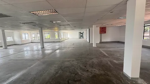 Office to let in Hyde Park (13)